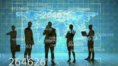 múltiples números cambiantes sobre la silueta de los hombres de negocios contra el mapa del mundo en fondo azul
