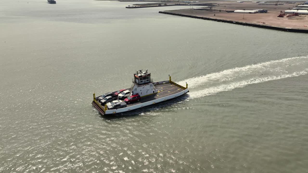 텍사스에서 흐린 날 자동차로 아란사스 항구를 건너는 페리스 횡단 아란사스 패스