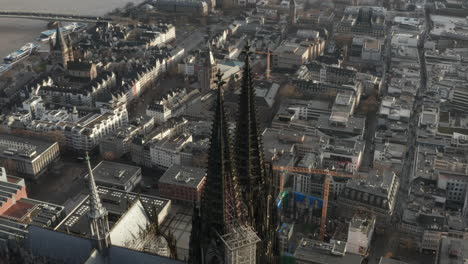 Blick-Aus-Der-Vogelperspektive-Auf-Zwei-Reich-Verzierte-Gotische-Türme-Der-Domkirche-St.-Peter-Hoch-über-Der-Stadt.-Köln,-Deutschland