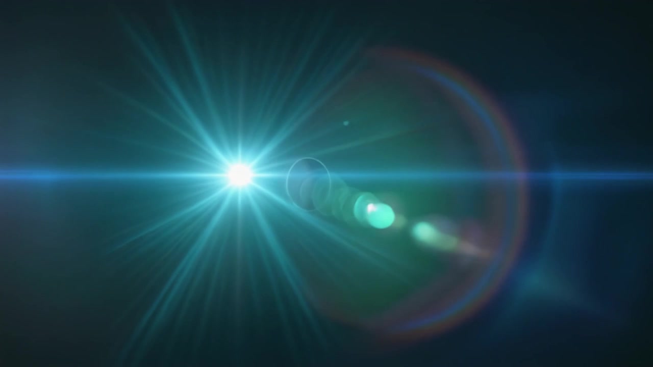 Bagliore blu brillante dell'obiettivo che si muove su sfondo scuro