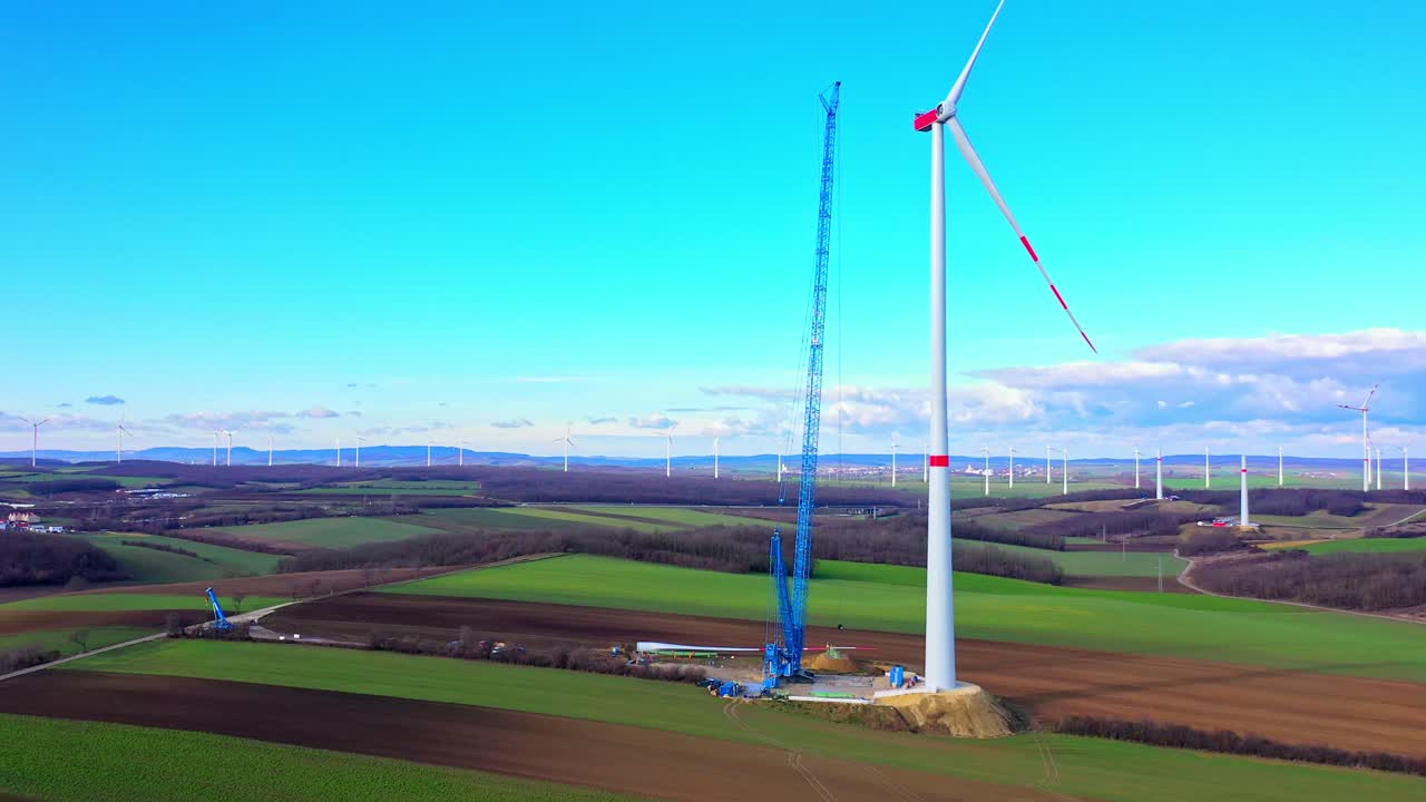 농장에 풍력 터빈 건설 - 공중 드론 샷