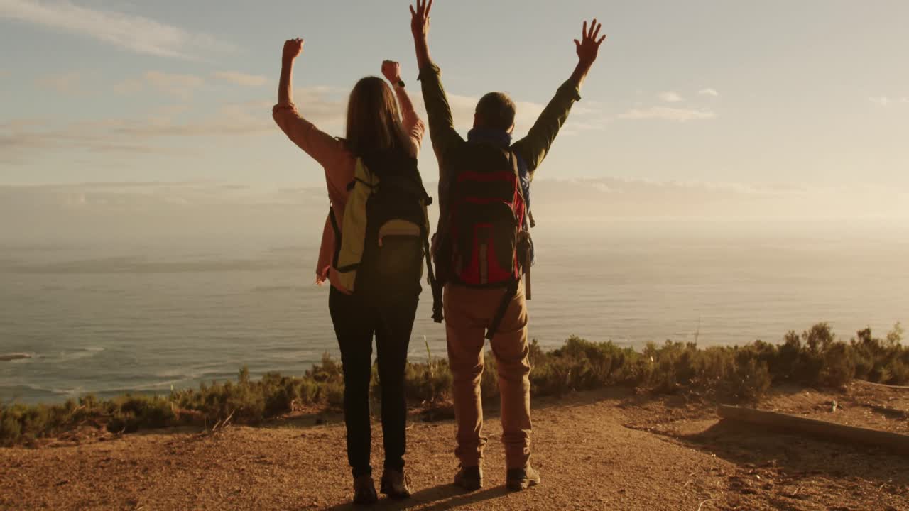 feliz pareja de ancianos activos en el bosque