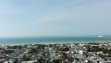 Incline-La-Vista-Aérea-Sobre-La-Ciudad-De-Puerto-Progreso-En-La-Península-De-Yucatán,-México