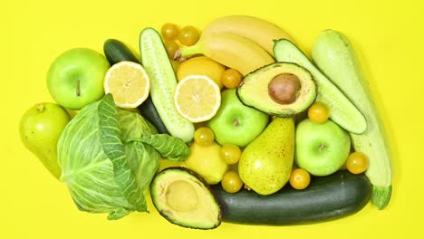 las frutas y verduras verdes frescas orgánicas aparecen sobre un fondo amarillo. concepto de alimentos saludables.