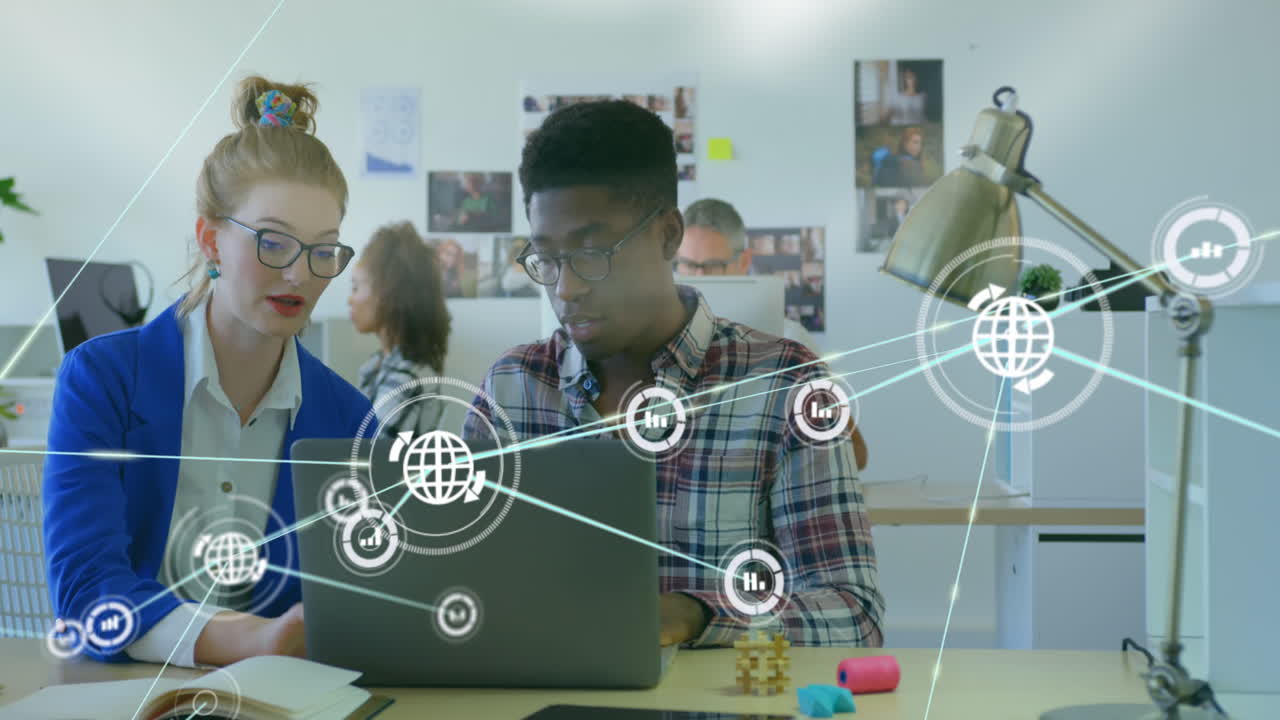 animación de iconos de globos conectados sobre diversos compañeros de trabajo discutiendo informes en la computadora portátil en la oficina