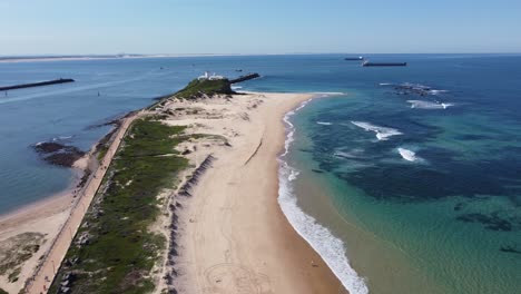 Luftdrohnenaufnahme-Des-Wunderschönen-Nobbys-Strandes,-Surfen-Und-Sand,-Klares-Wasser,-Hafen,-Reisetourismus,-Newcastle,-NSW,-Australien,-4k