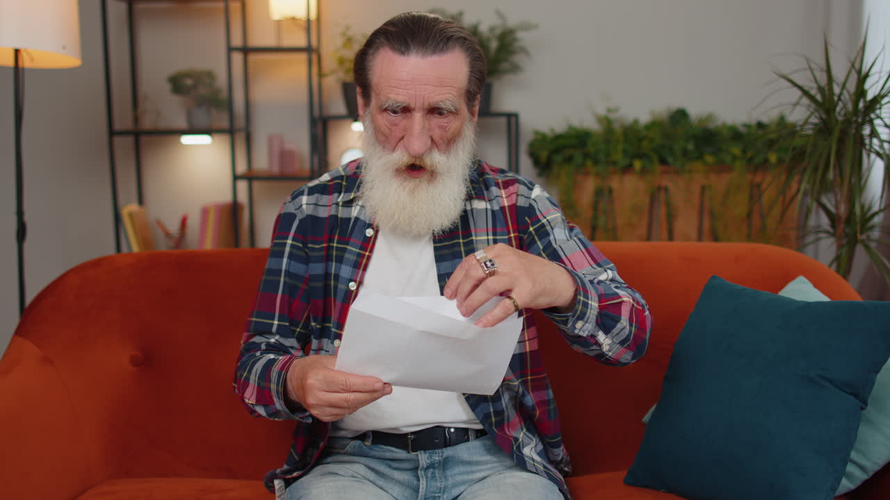 старший мужчина открывает конверт письмо прочитать его чувствовать себя счастливым карьерный рост продвижение продвижение банковский кредит утвердить