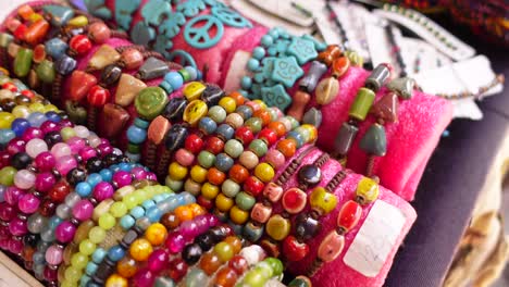 exhibición de pulseras de cuentas coloridas