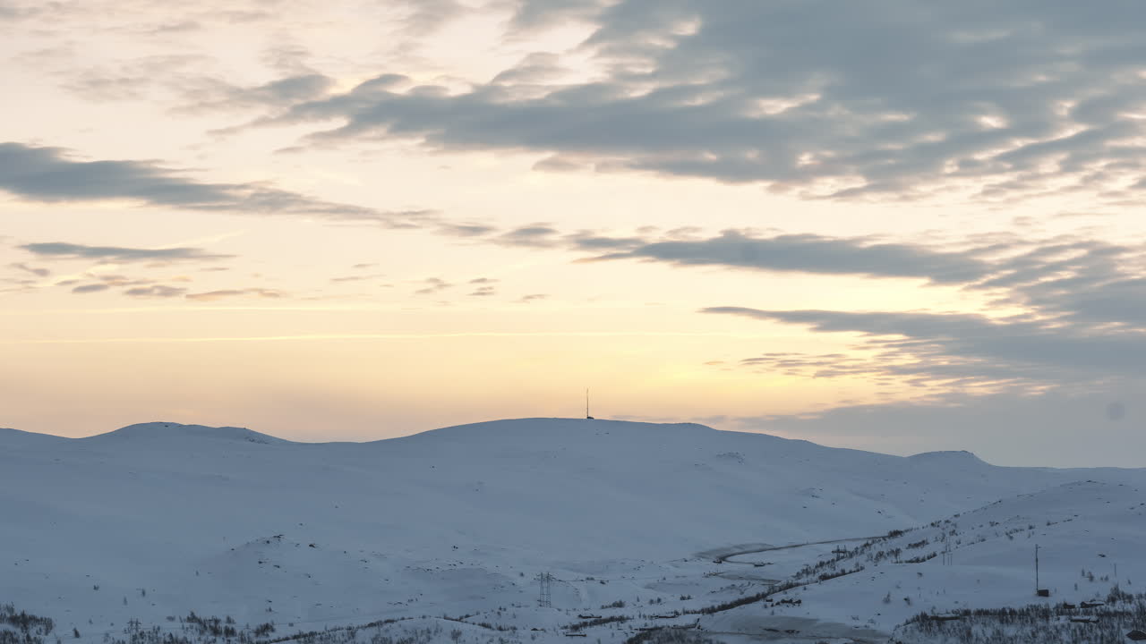노르웨이의 하얀 하우가스톨 풍경 위로 굴러다니는 구름 바다 -시간경과