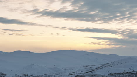 mar de nubes rodando sobre el paisaje blanco de haugastol de noruega -timelapse