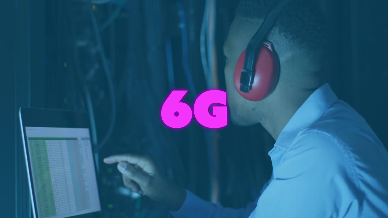 animación de un cartel de texto 6g contra un ingeniero afroamericano que usa una computadora portátil en la sala del servidor