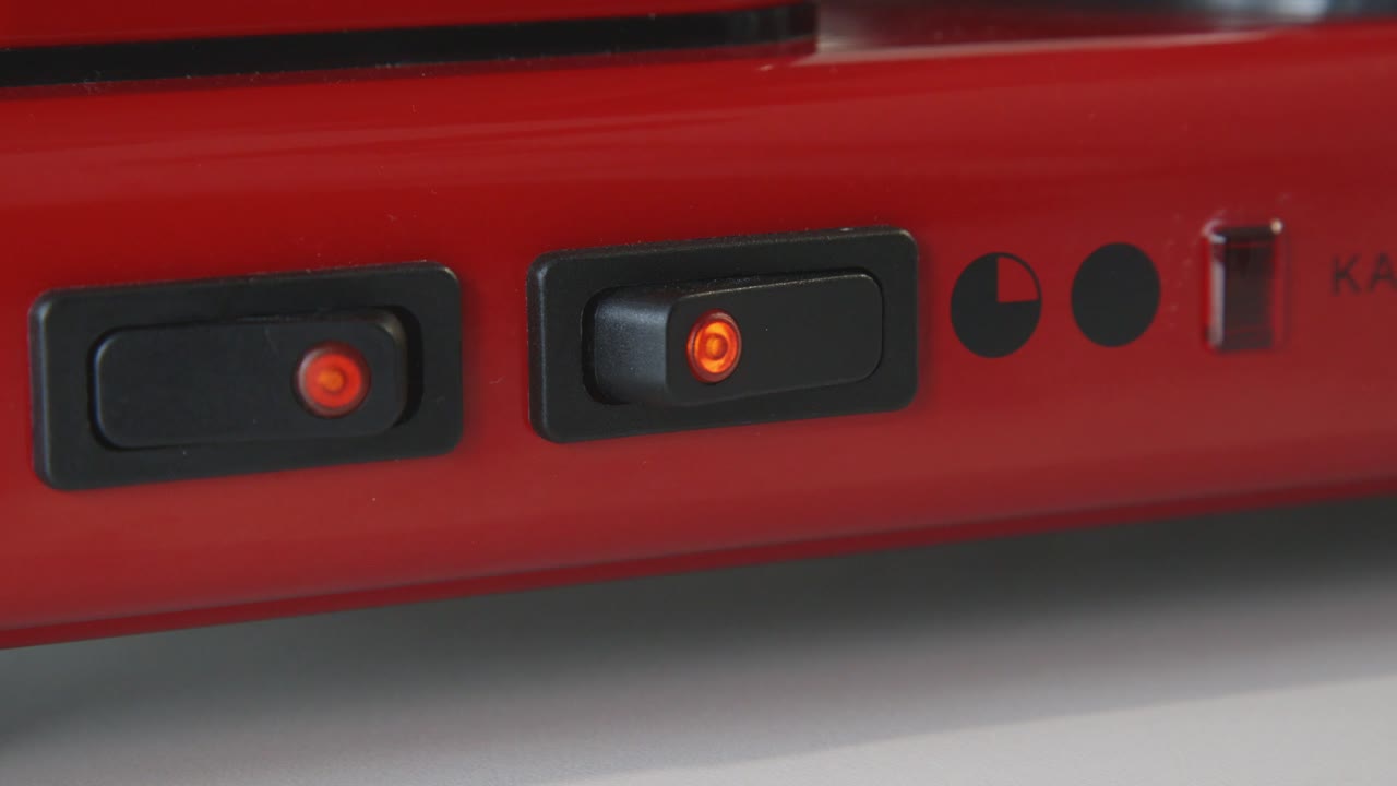 빨간색 빈티지 커피 메이커 켜기