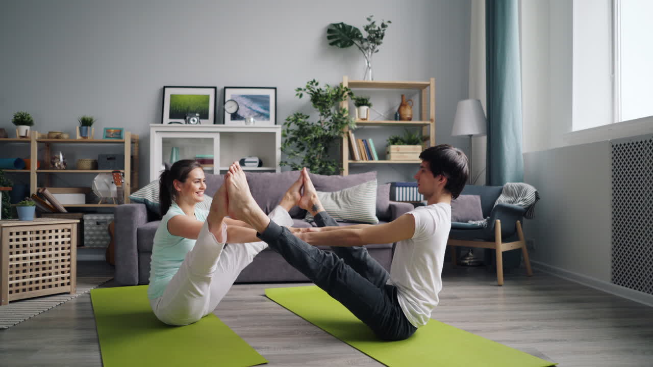 집 에서 요가 를 연습 하는 부부