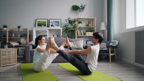 pareja practicando yoga en casa