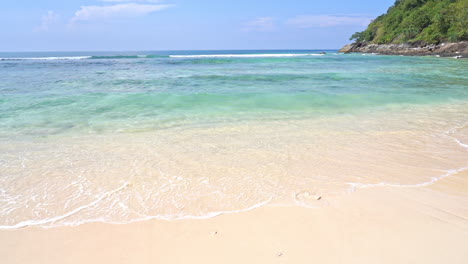 Zeitlupe-Von-Wellen,-Die-über-Einen-Tropischen-Sandstrand-Spülen