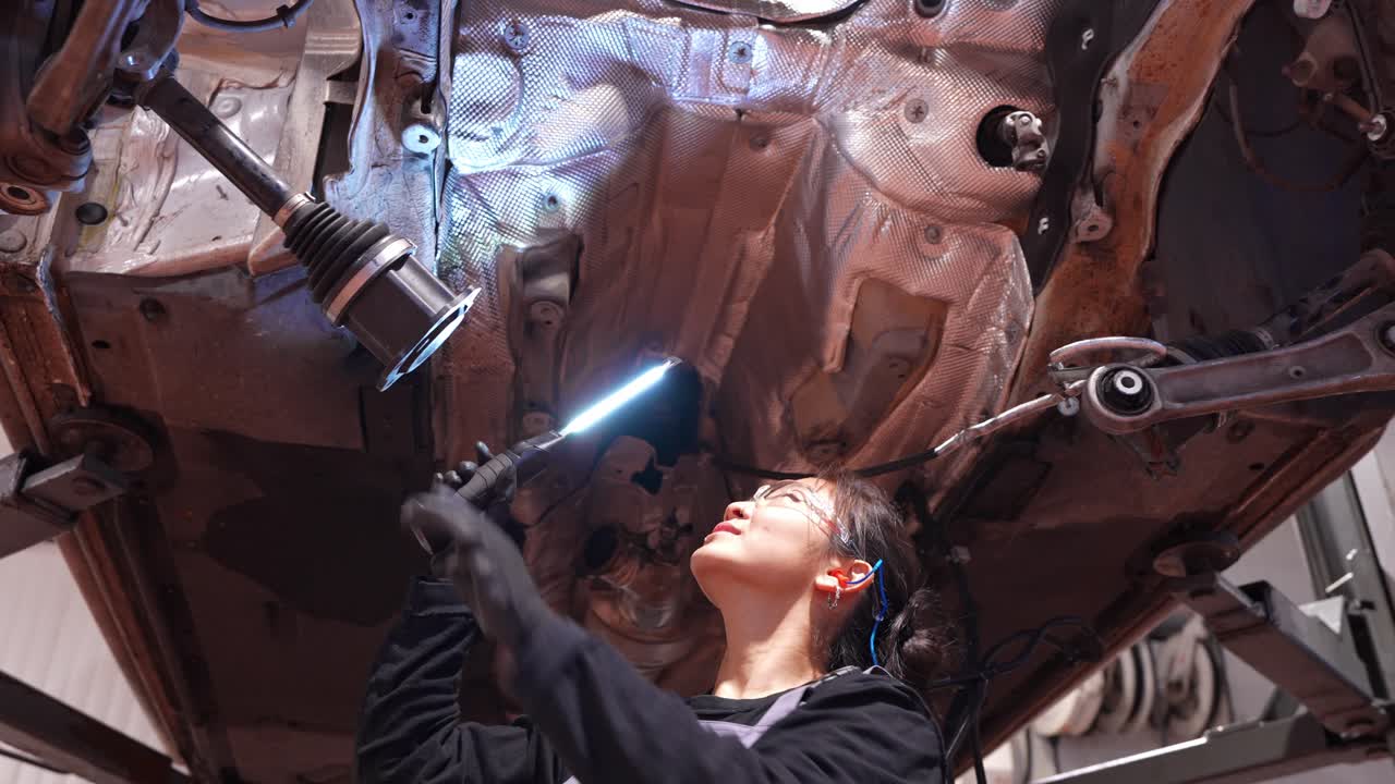 Riparazione e manutenzione auto con meccanico donna