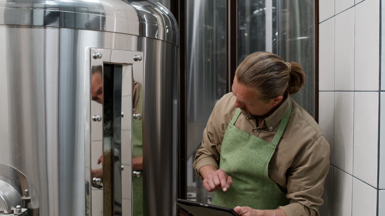 공장에서 성숙한 남자