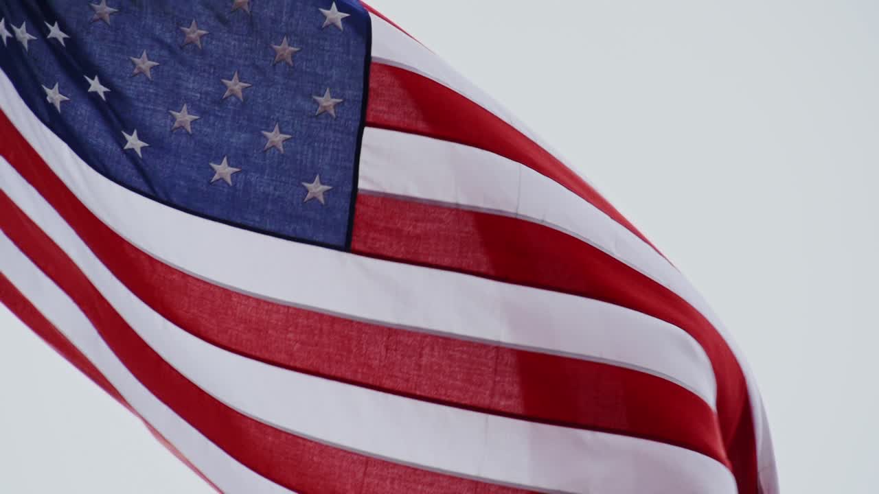 bandera americana en el viento