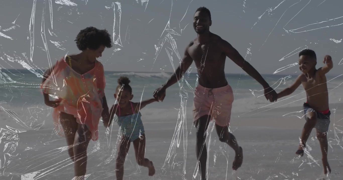 Genitori che chiamano la famiglia correndo verso l'obiettivo, tenendo in braccio i bambini che giocano tra gli spruzzi delle onde, con sovrapposizione di pellicola stropicciata per video di viaggio.
