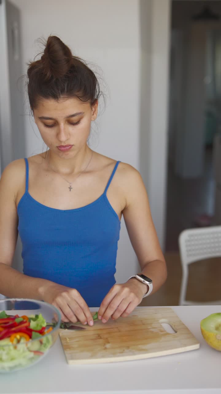 mulher preparando uma salada em uma cozinha