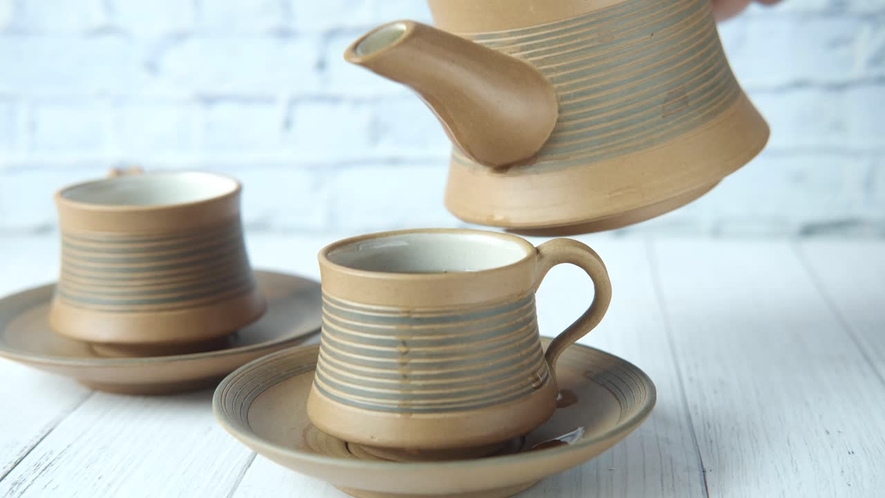 컵에 차를 부는 것