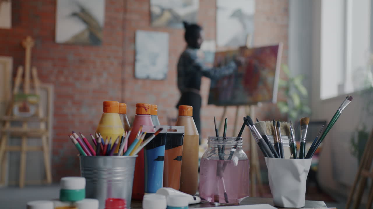 스튜디오에서 그림 그리는 예술가