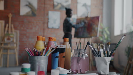artista pintando en un estudio