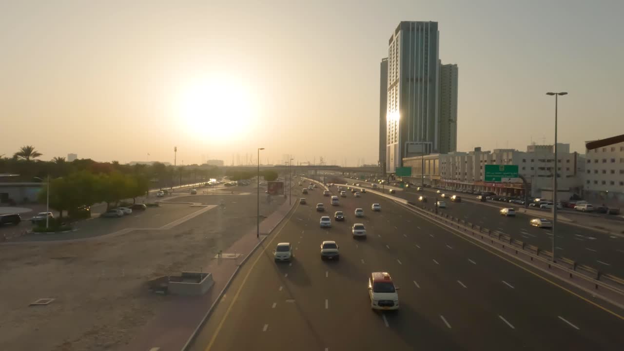 experimentar la belleza cautivadora de una autopista de dubai durante una impresionante puesta de sol, con una multitud de coches que crean una escena hipnótica