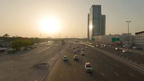 Experimente-La-Belleza-Cautivadora-De-Una-Autopista-De-Dubai-Durante-Una-Impresionante-Puesta-De-Sol,-Con-Una-Multitud-De-Autos-Creando-Una-Escena-Fascinante