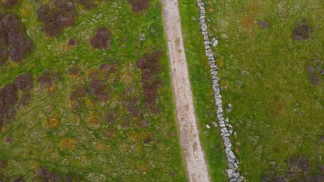 Toma-Cenital-Del-Camino-Y-La-Pared-De-Roca-En-Lomond-Hills-Highland,-Escocia