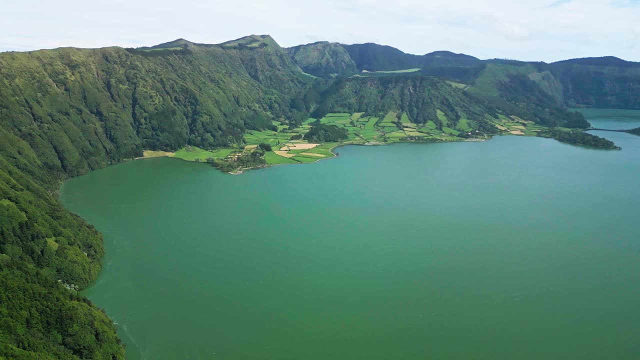 sete cidades, un lago verde rodeado de exuberantes colinas y campos en las azores, vista aérea