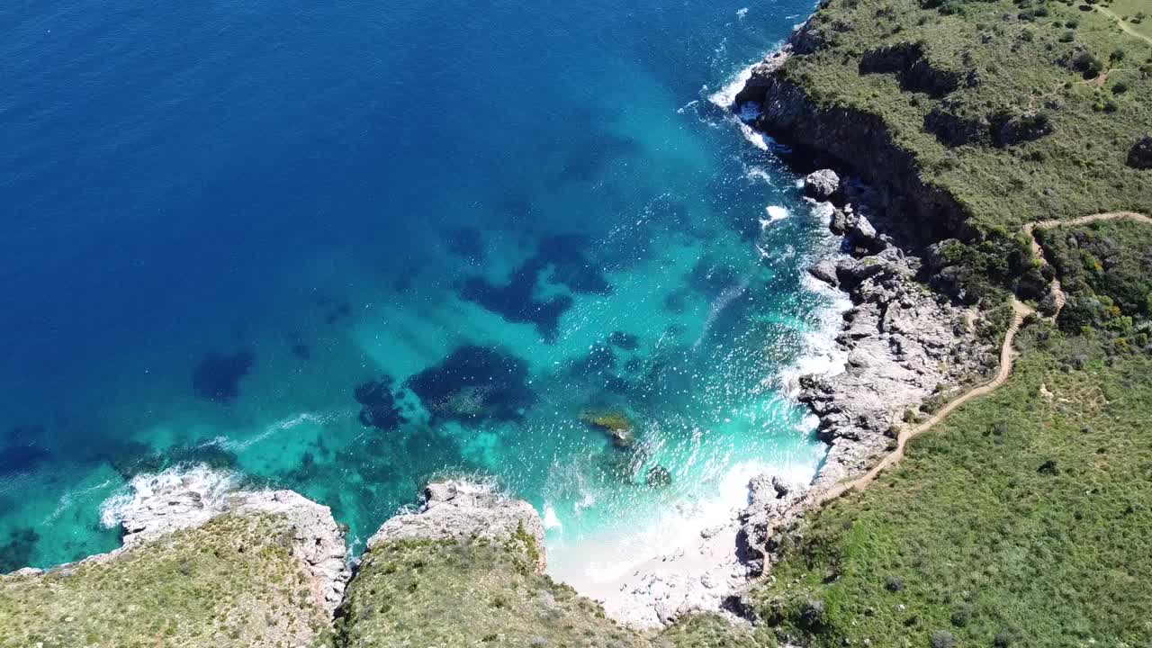 bahía impresionante con aguas turquesas cristalinas en zingaro en la isla de sicilia en italia, tiempo soleado