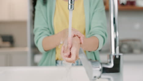 lavado de manos, mujer y agua del fregadero de la cocina