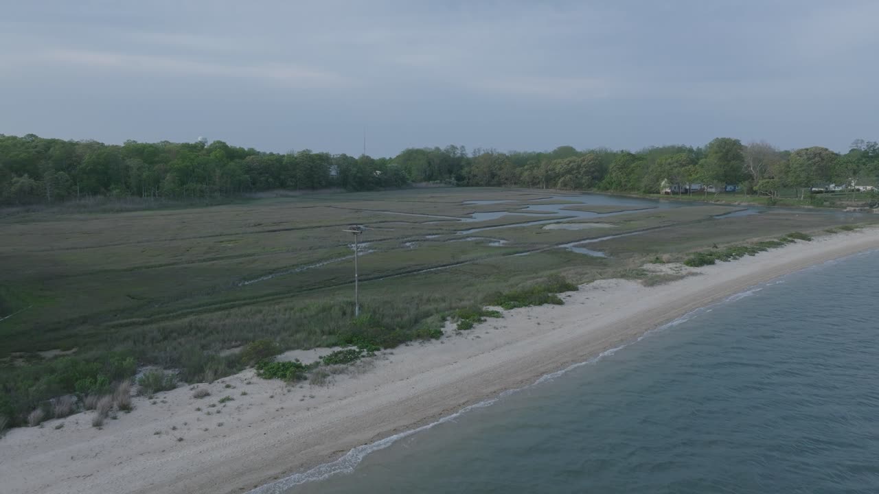 공중 드론 촬영 그린포트 노스 포크 롱 아일랜드 뉴욕 소금 습지와 해가 지는 시점