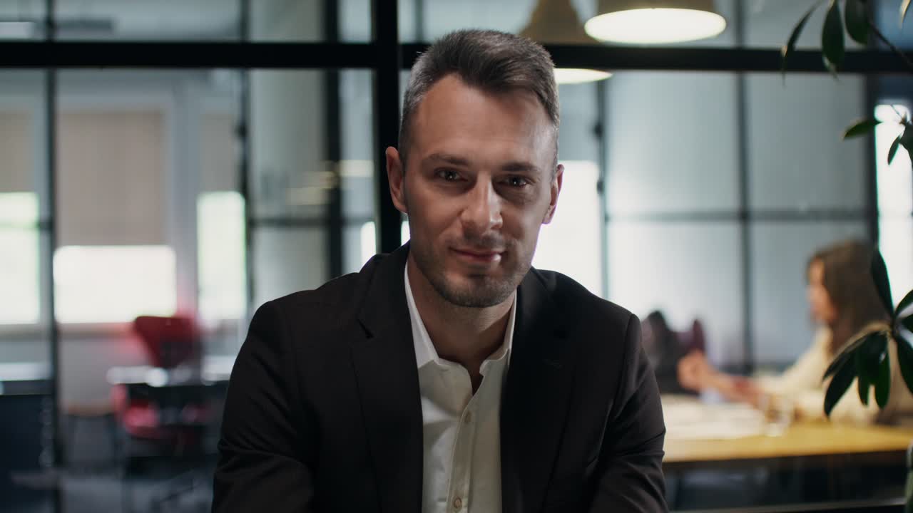 hombre de negocios en un entorno de oficina