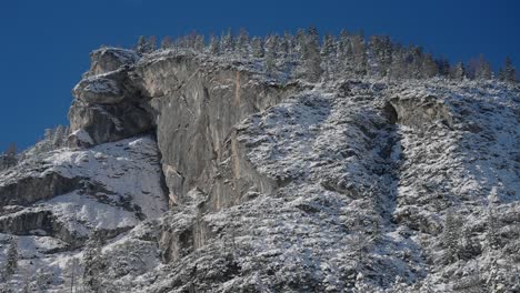 picos nevados de las montañas dolomitas cerca del lago braies, en los alpes italianos