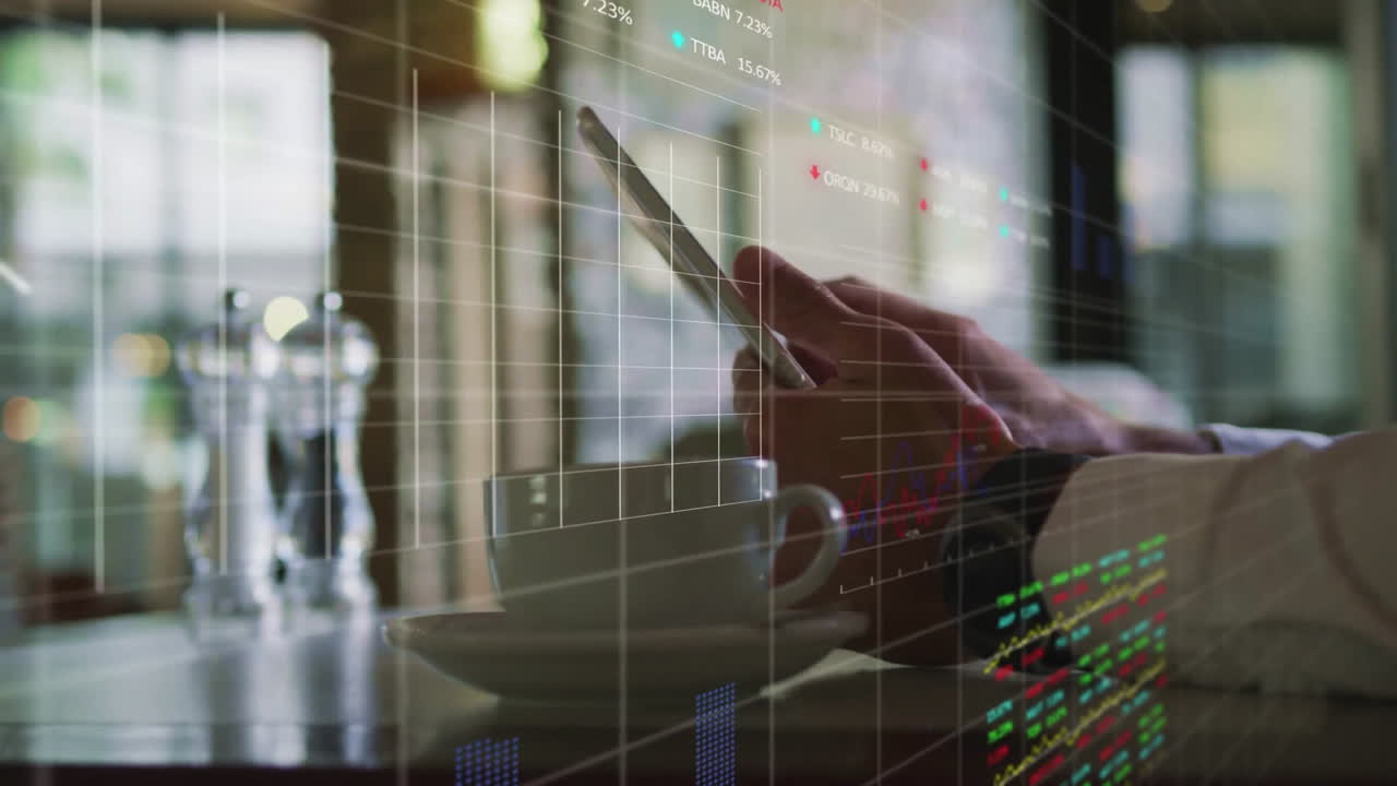 animación del procesamiento de datos financieros sobre un empresario caucásico que usa una tableta