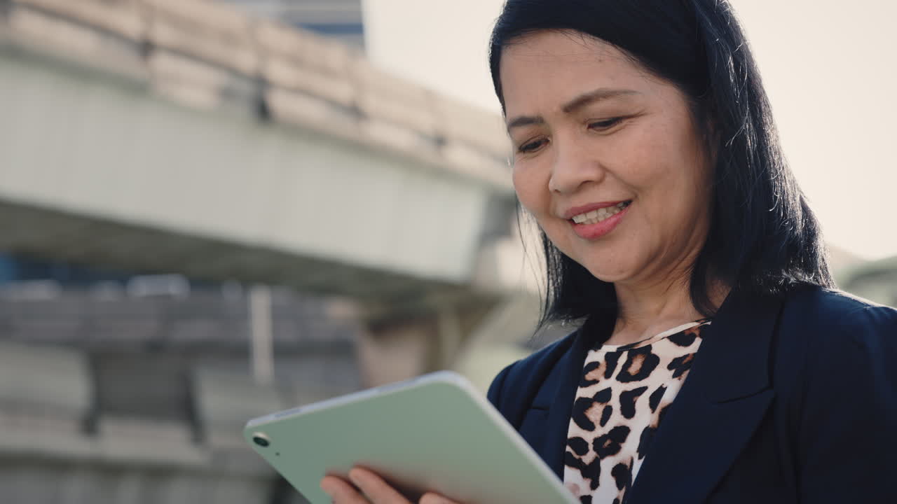 야외에서 태블릿을 사용하는 사업가