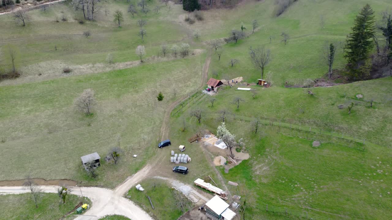 una cabaña solitaria en medio de un pasto