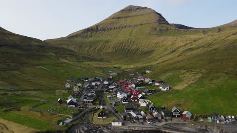 Imágenes-De-Drones-Del-Pueblo-De-Funningur-Y-La-Montaña-Slættaratindur-En-La-Isla-De-Eysturoy-En-Las-Islas-Feroe.