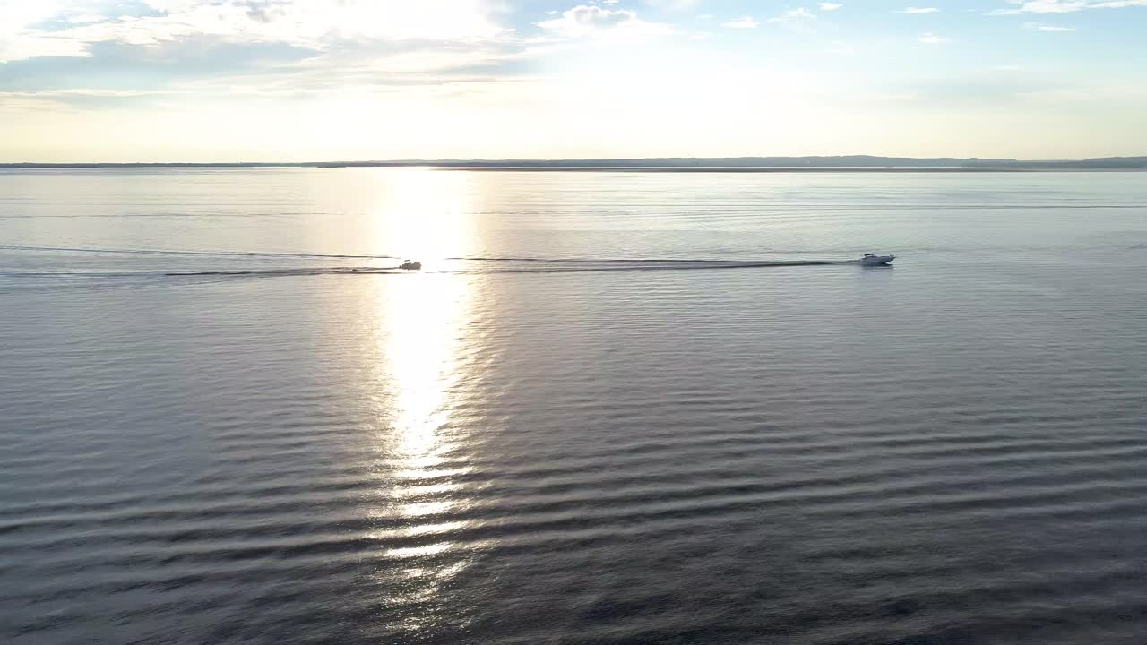 밤에 두 개의 보트 티 젤 홈을 보고