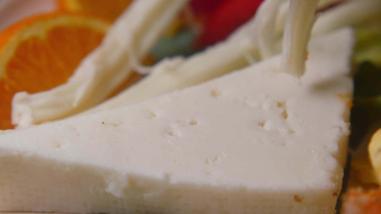 plato de queso y frutas