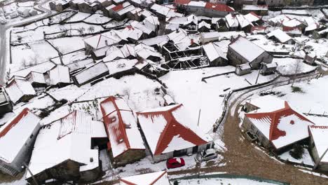 Pueblo-Con-Montañas-Cubiertas-De-Nieve