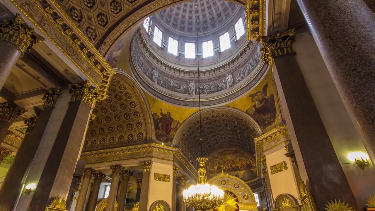 Timelapse e Hyperlapse dell'interno della Cattedrale di Kazan, che mostra colonne intricate, sculture e opere d'arte iconiche di importanti artisti russi. San Pietroburgo, Russia.