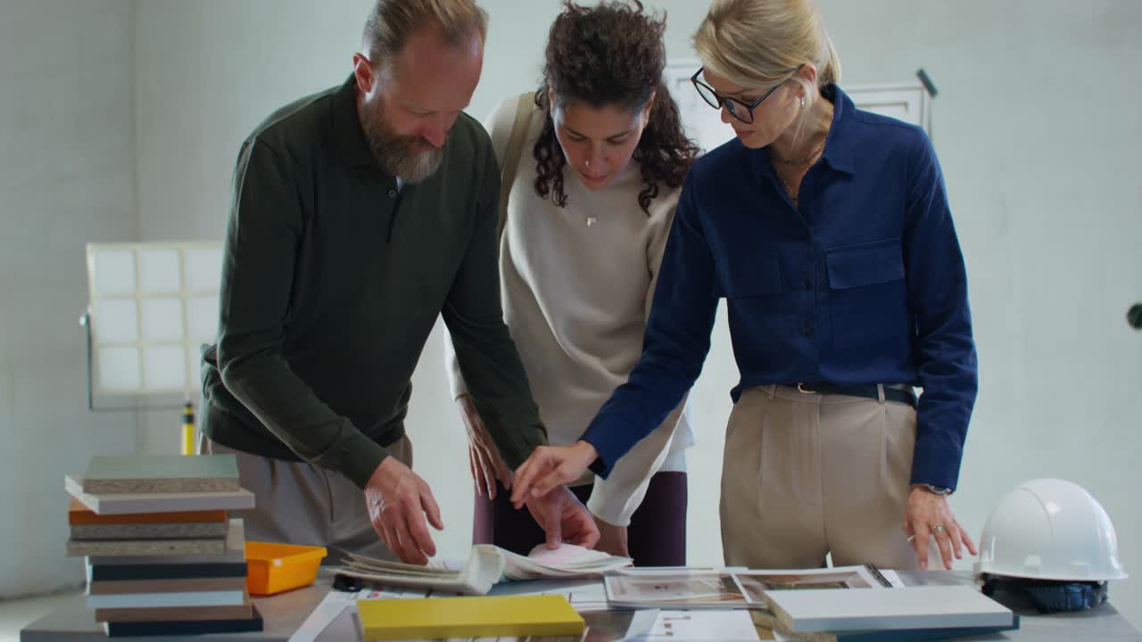 reunión del equipo de diseño de interiores