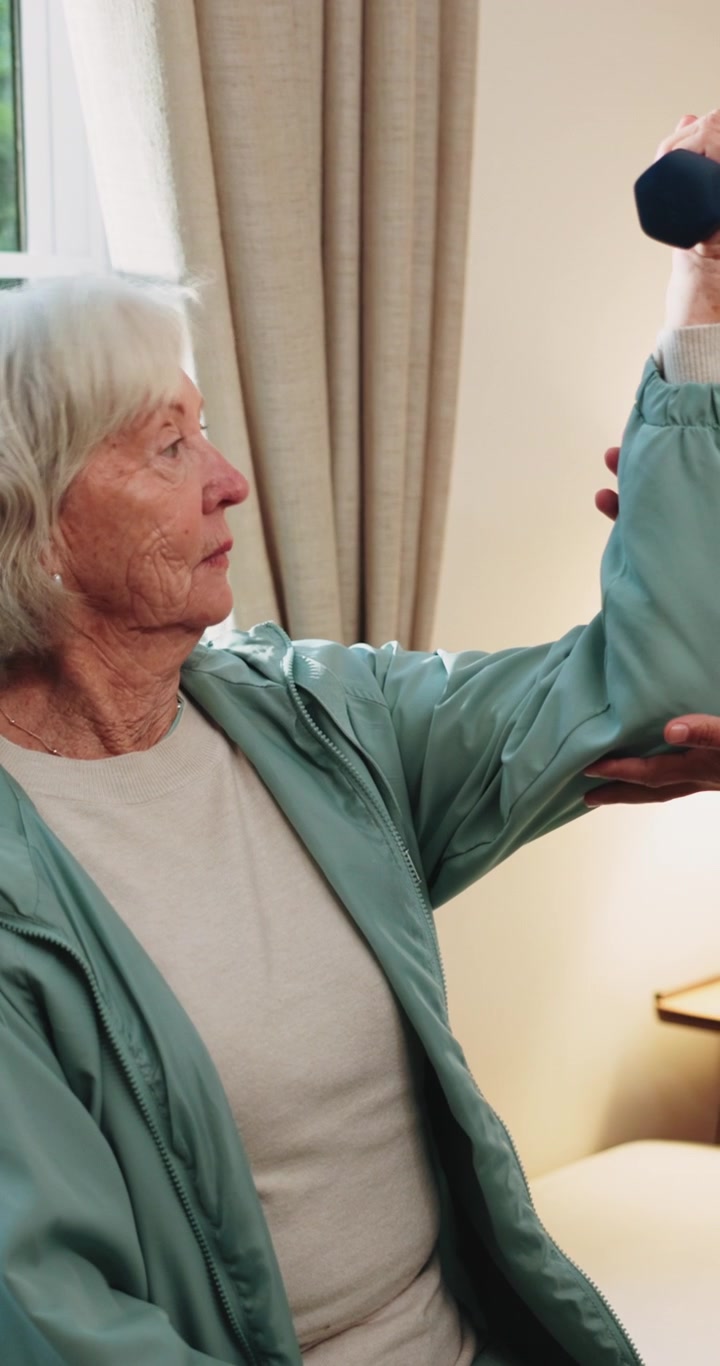 Mulher Idosa Realizando Exercícios de Fisioterapia com Assistência