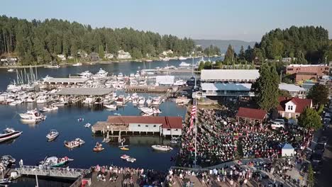 Gig-Harbour-Marina-And-Boatyard---Gente-Viendo-El-Concierto-Gratuito-Al-Aire-Libre-Celebrado-En-El-Parque-De-Los-Hermanos-Skansie-Y-Netshed-En-Gig-Harbour,-Washington,-Ee.uu.