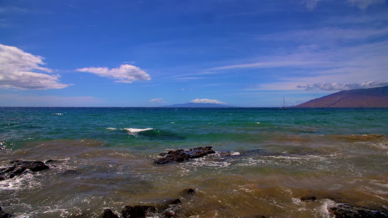 하와이 모래 해안 바위 먼 산 슬로우 모션 2