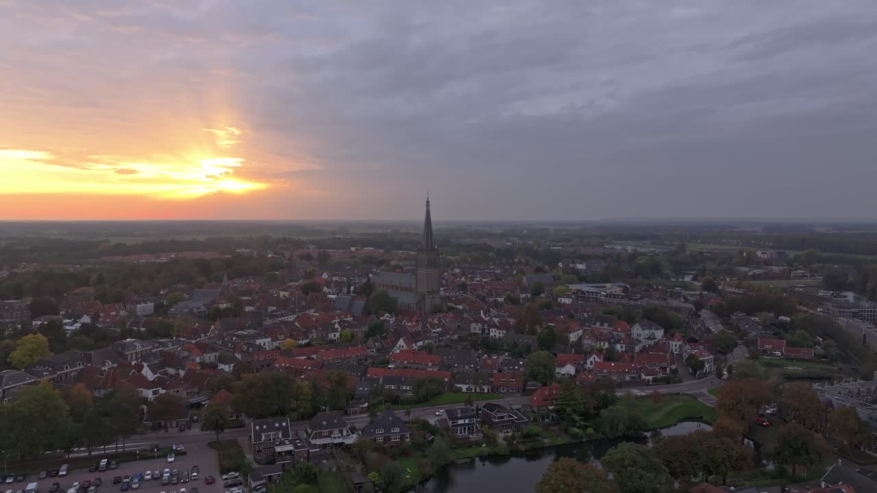 Dronebillede i fugleperspektiv af Doesburg by ved solopgang