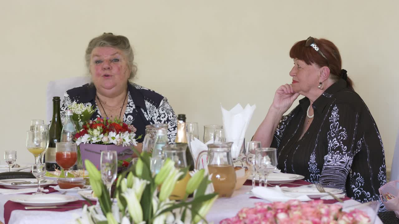 пожилые люди празднуют праздники на праздничном ужине